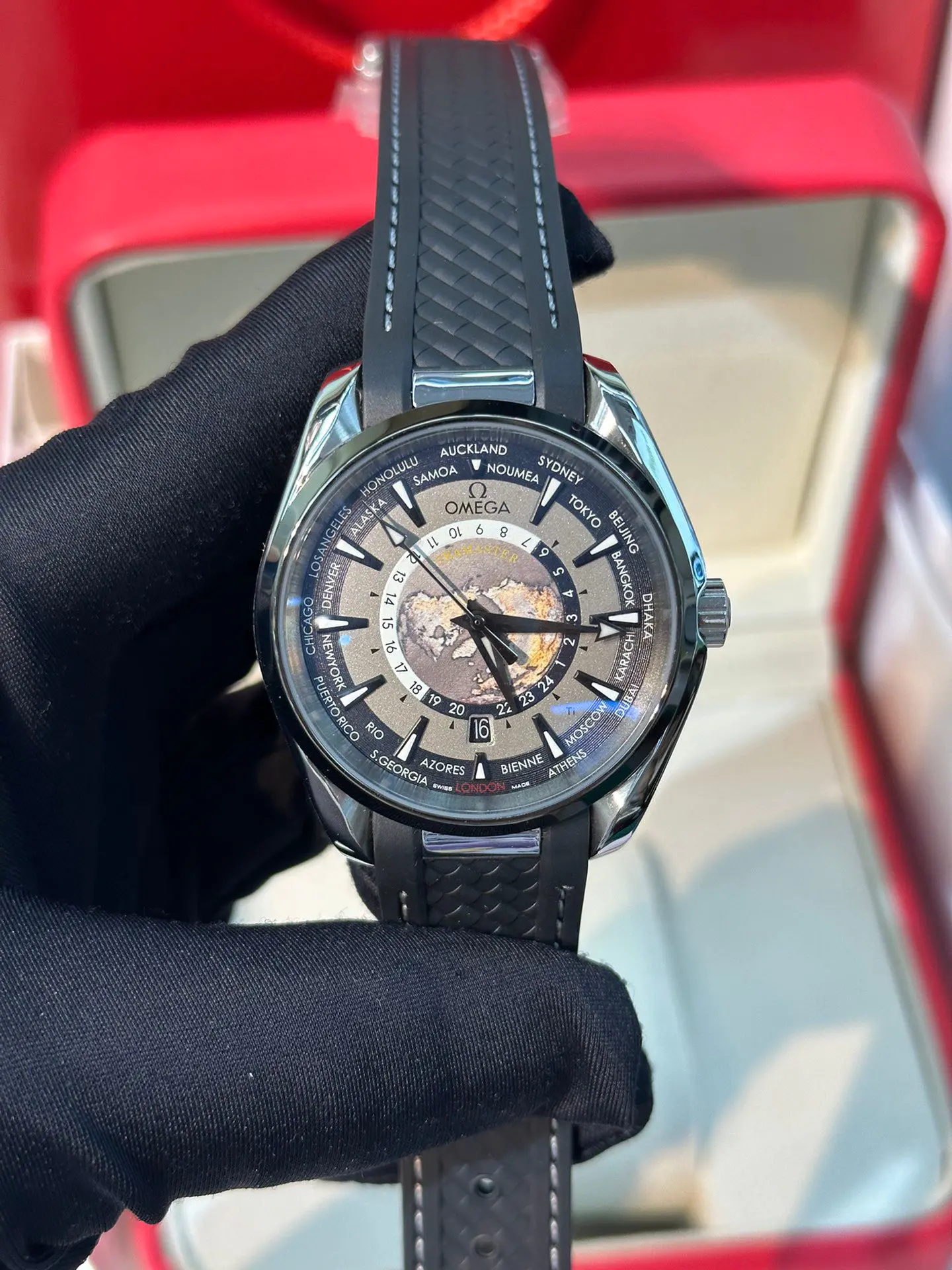 Omega Co-Axial Master Chronometer GMT Worldtimer 43 mm 220.92.43.22.99.001 - Image 7