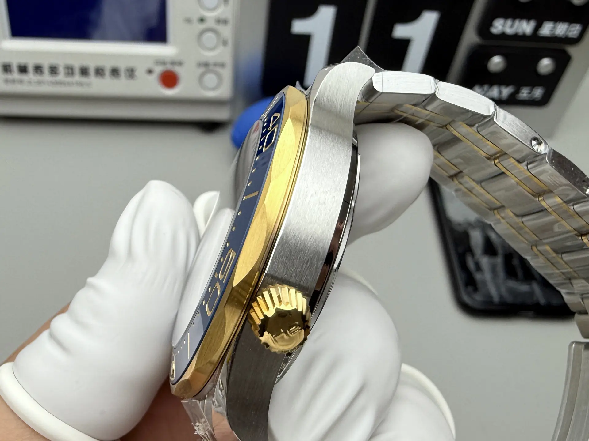 Omega Seamaster Diver 300m Yellow Gold & Steel Blue Dial 42mm Ref. 210.20.42.20.03.001 - Image 8