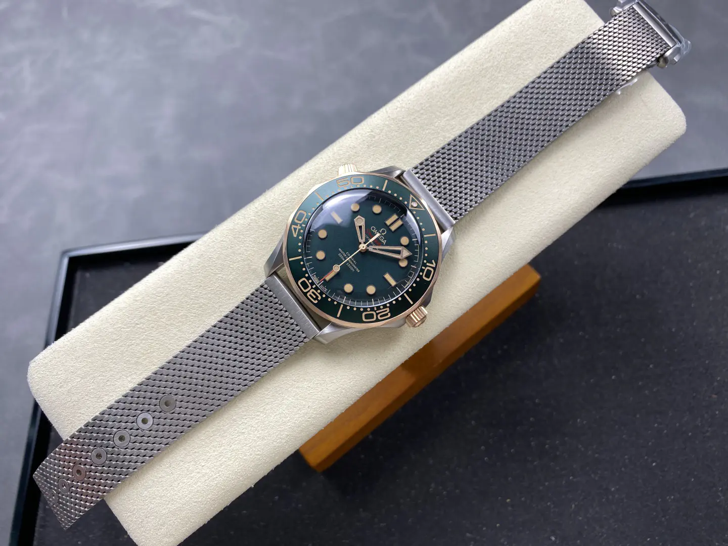 Omega Seamaster Diver 300M Titanium & Bronze Gold Green Dial 42mm Ref. 210.90.42.20.10.001 - Image 4