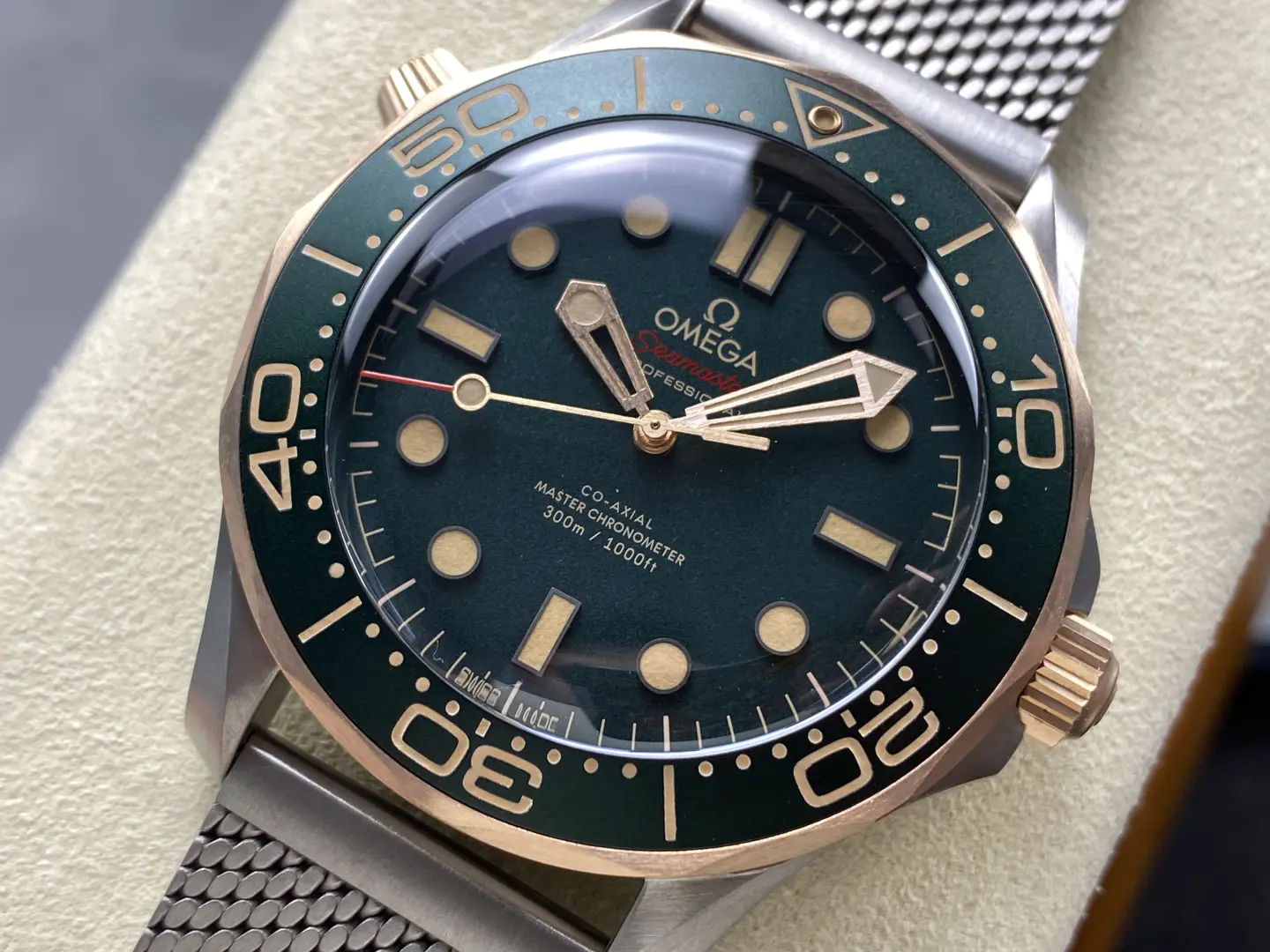 Omega Seamaster Diver 300M Titanium & Bronze Gold Green Dial 42mm Ref. 210.90.42.20.10.001 - Image 3