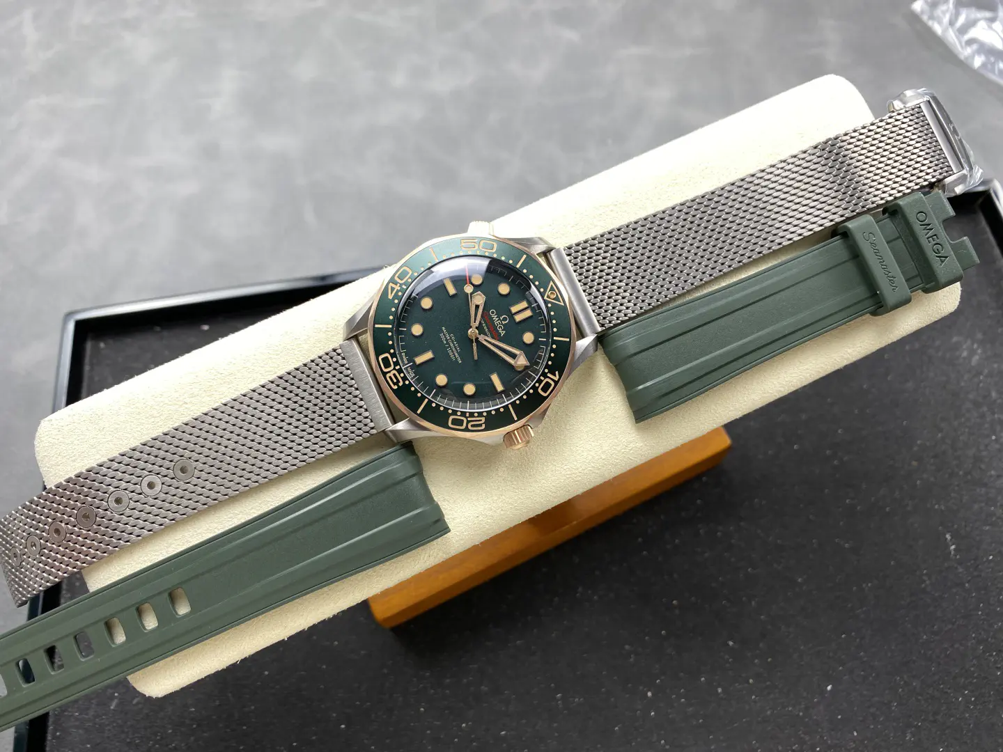 Omega Seamaster Diver 300M Titanium & Bronze Gold Green Dial 42mm Ref. 210.90.42.20.10.001 - Image 8