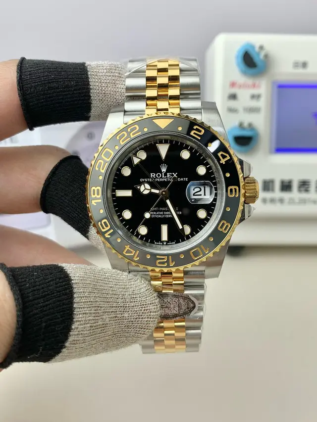 Rolex GMT-Masterl Oyster, 40mm, 126713GRNR - Image 2
