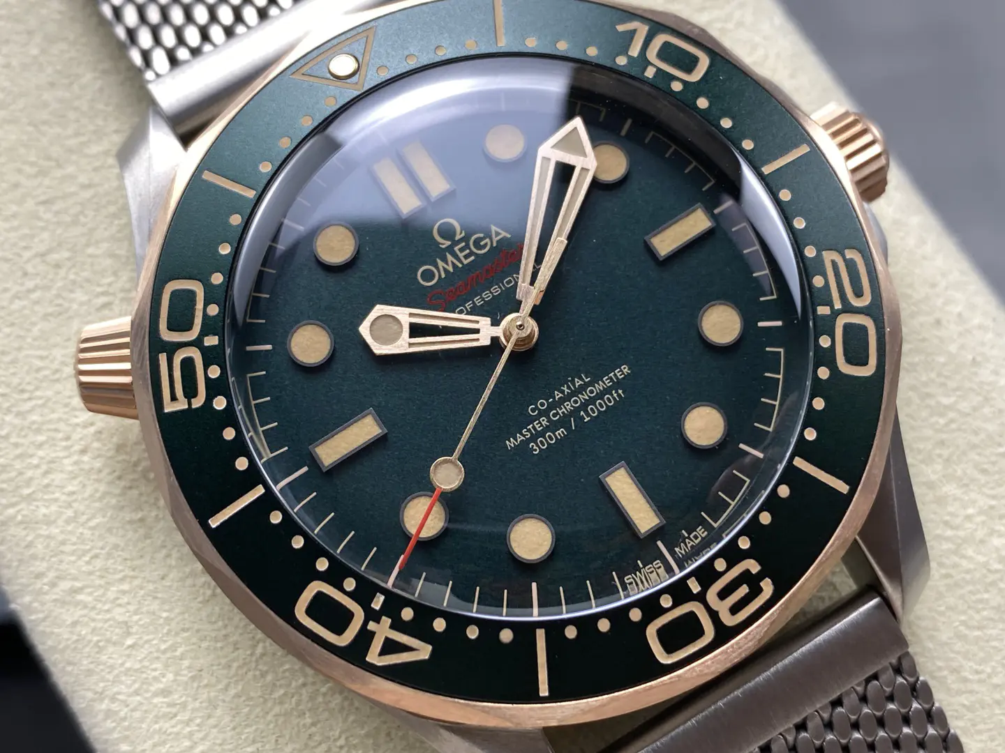 Omega Seamaster Diver 300M Titanium & Bronze Gold Green Dial 42mm Ref. 210.90.42.20.10.001 - Image 2