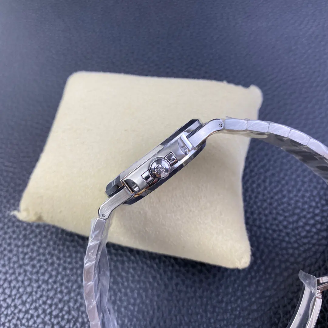 Patek Philippe Nautilus 5719/10G-010 - Image 6