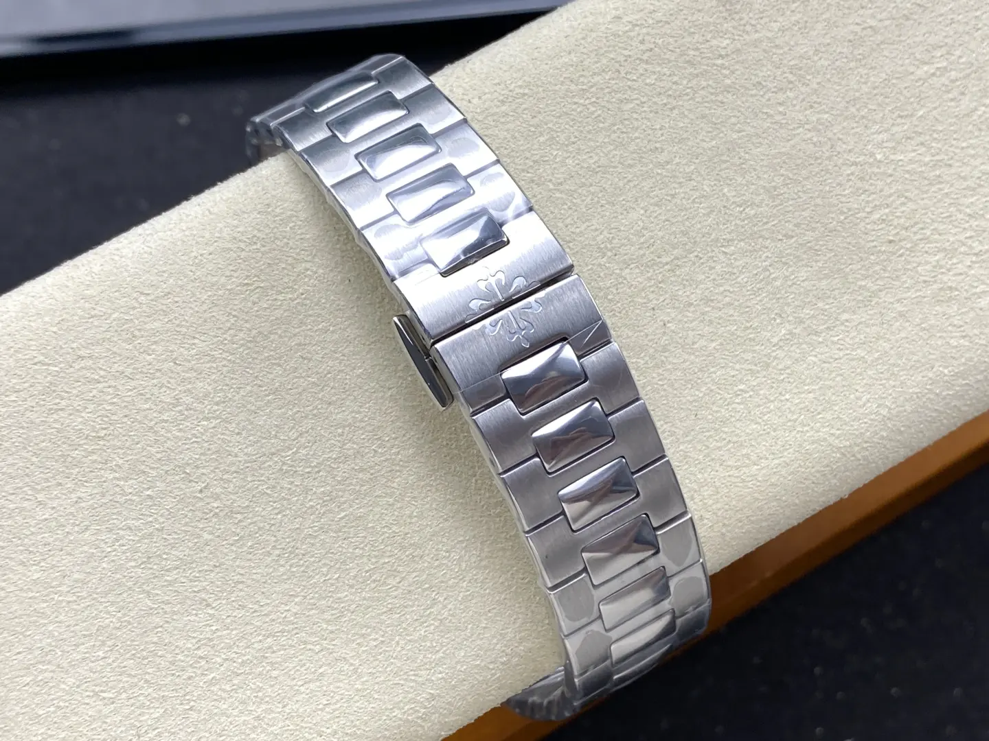 Patek Philippe Cubitus Blue Dial 40mm Ref. 7128/1G-001 - Image 8