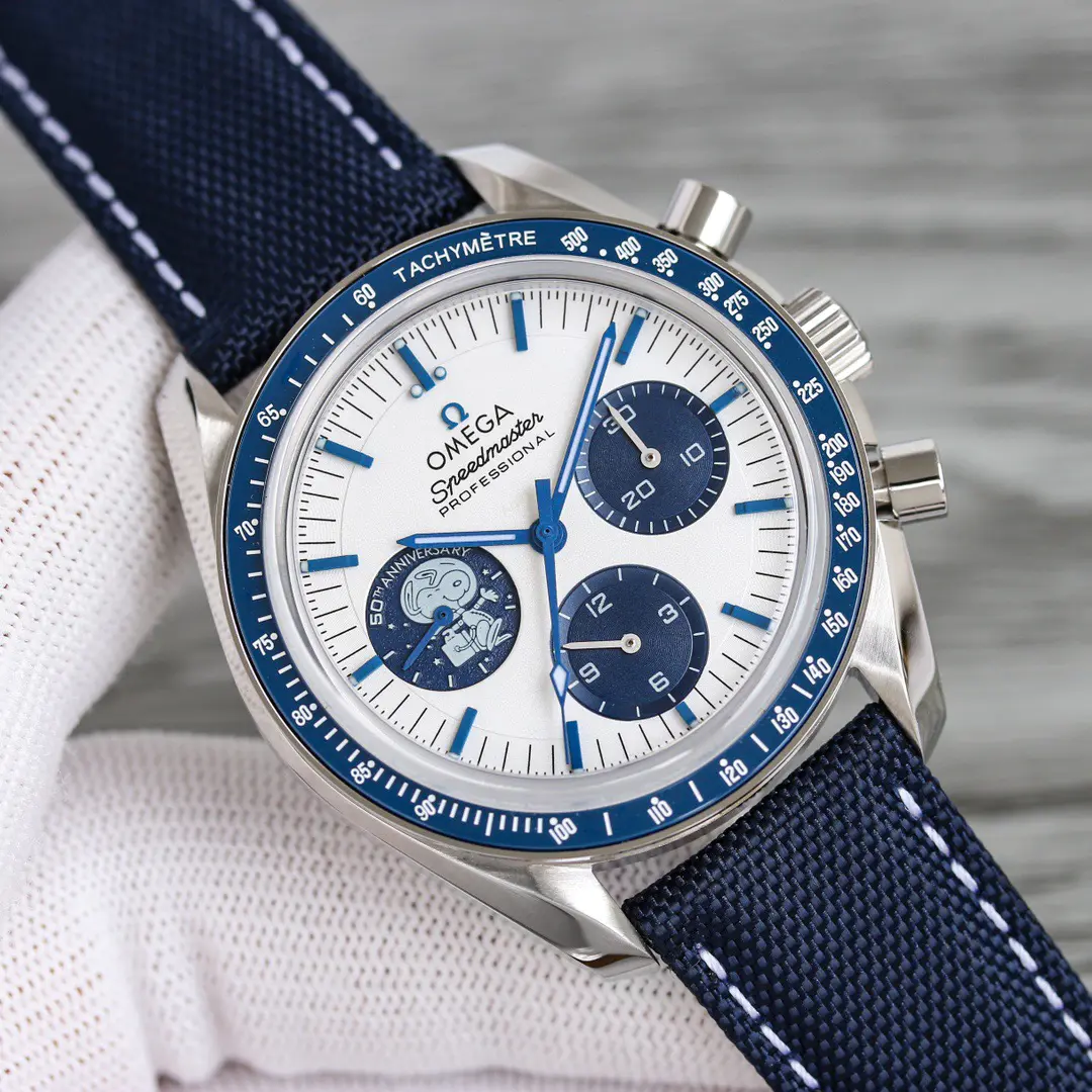 Omega Speedmaster Professional Moonwatch "Silver Snoopy Award" Steel Silver Dial 42mm Ref. 310.32.42.50.02.001 - Image 2